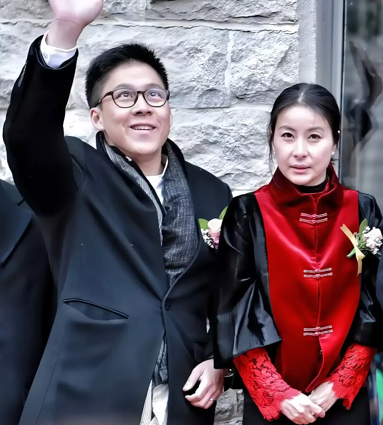 这个是当年，郭晶晶与霍启刚在老家举办婚礼时留下的一张合影。两人站在一起，算是郎