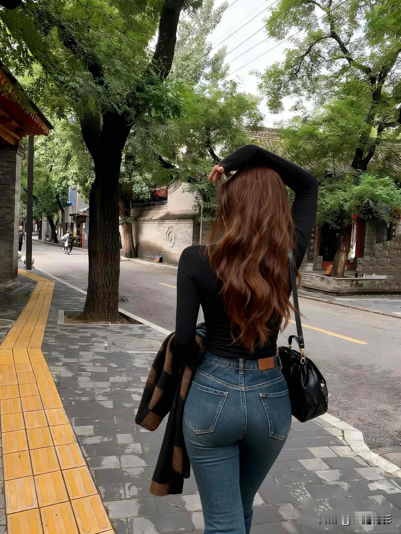 和前女友分手以后，去年我在街上碰到她，在翻垃圾桶，当时我的心一阵刺痛，泪水在眼眶