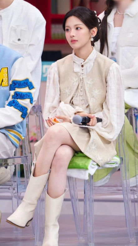 杨超越小姑娘穿搭，大家觉得如何？