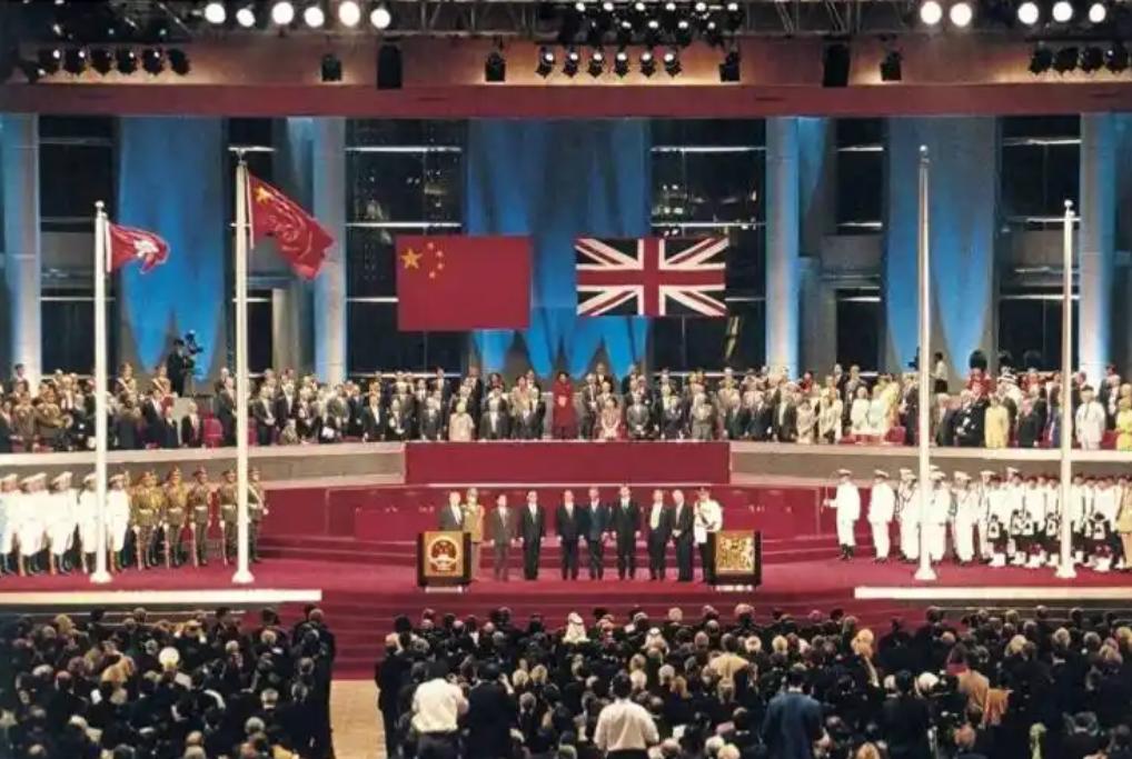 《南京条约》白纸黑字写着香港岛永久割让，近代殖民史上割出去的地哪有回头的？可香港