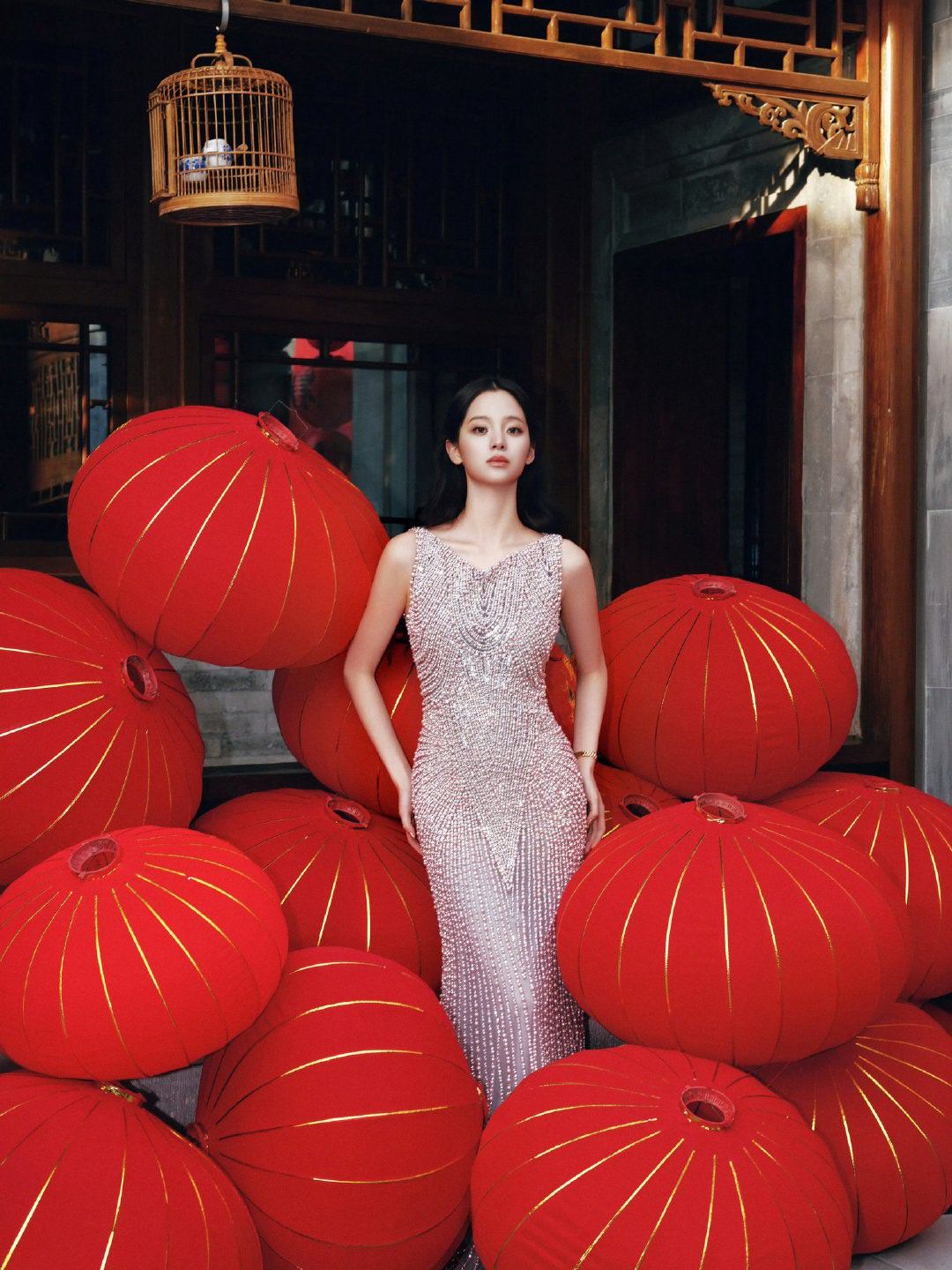 新春茶话会聊起春晚造型，欧阳娜娜的这套礼服让人印象深刻。MESSENTI