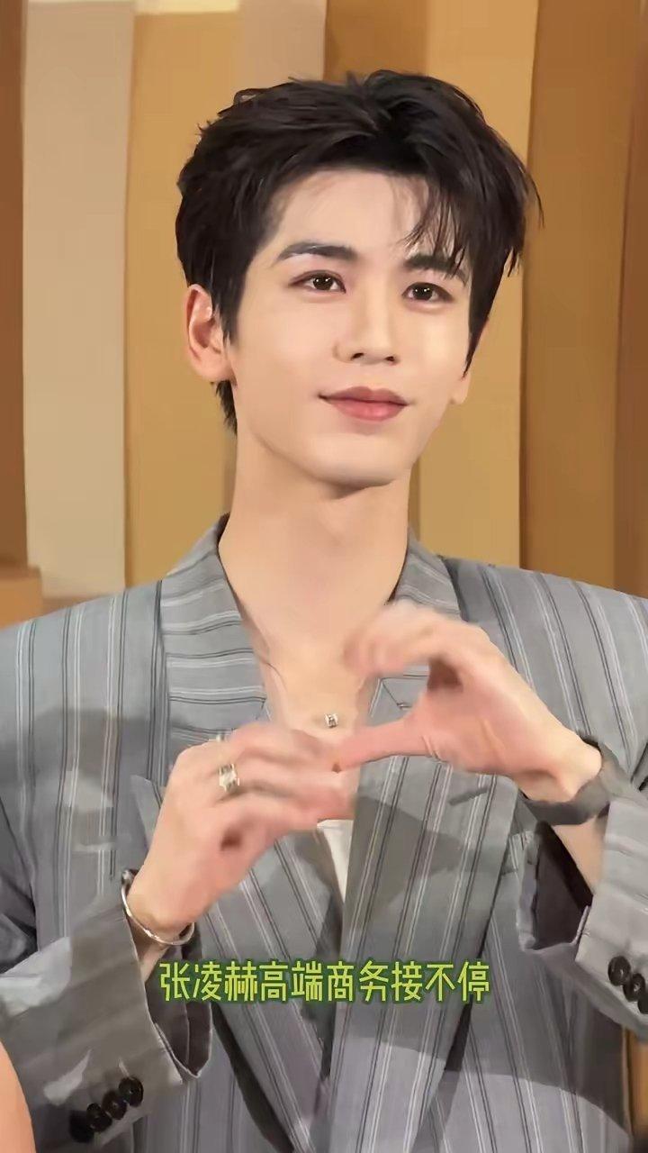 逐玉男女主吃到的红利差别真的好明显啊突然发现逐玉男女主吃到的红利差别好明显。张凌