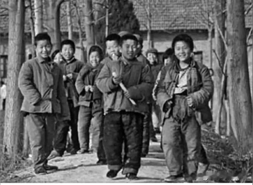 你们以前上学那会需要父母接送吗?根本没有接送的意识。也就是不需要父母亲接送。