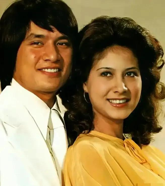 1983年，甄妮的丈夫傅声因车祸身亡，看到她恢复单身后，很多富豪追求她，只要她同