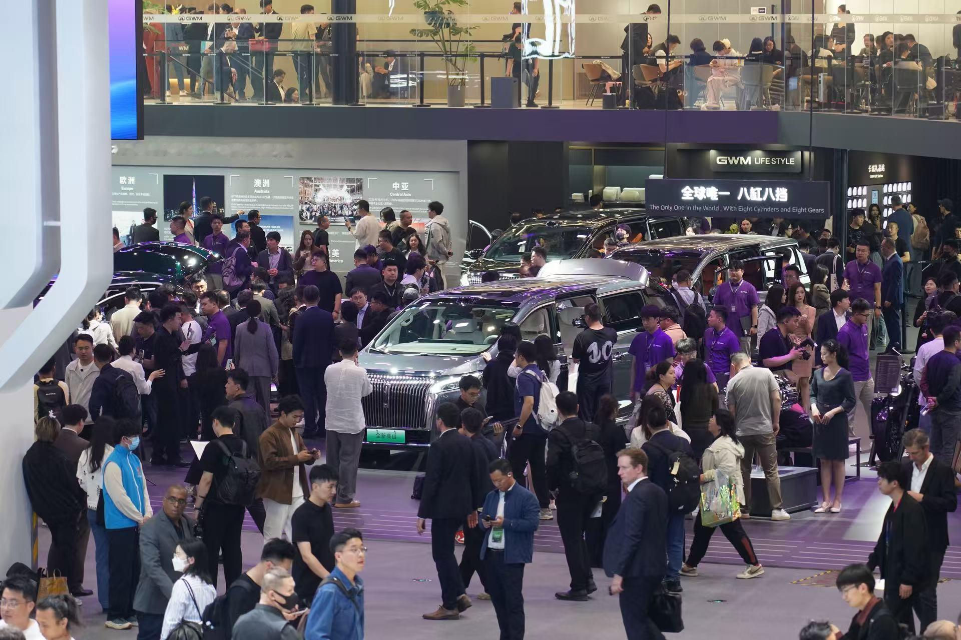 今年长城包了半扇展馆，把C位留给了魏牌。往年这是坦克才有的待遇。因为今年魏牌有说