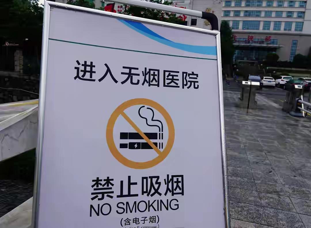 如今网上炒“禁烟”，多地出现在非禁烟区劝阻吸烟事伴，专家学者和“志愿人士”齐上阵