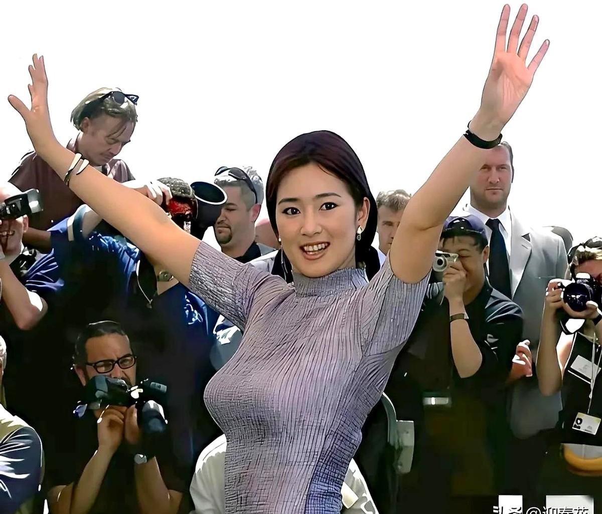 巩俐这身材，真不是饿出来的。很多人都好奇她怎么能一直保持56公斤的匀称体重，