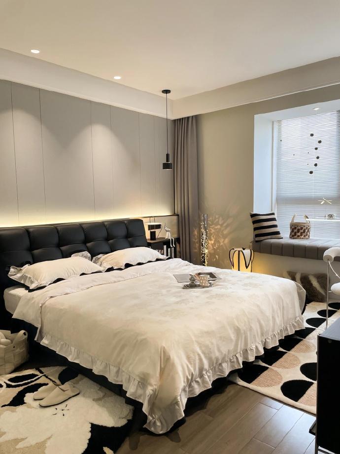 小户型配上黑色储物床，既实用又充满高级感。