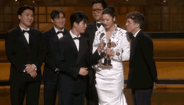 据说这是发生在奥斯卡颁奖仪式上的一幕，没有看明白到底发生了什么，是看到这个老外模