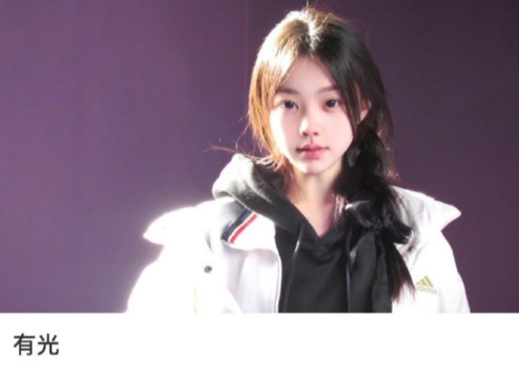 看看这个美国华裔，不用从小长大，很短时间也是可以看出来很大变化的，我们会发现，去