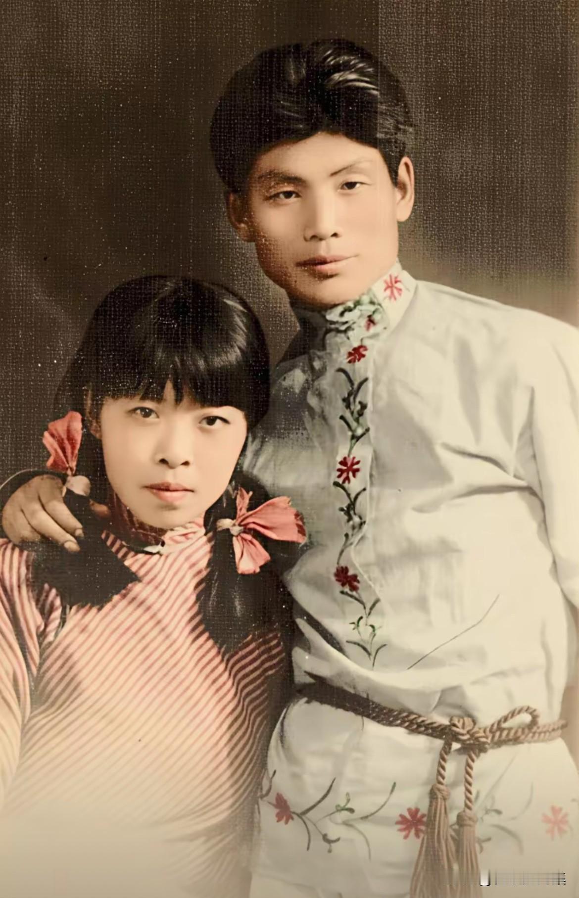 1934年11月30日，萧红与萧军在上海内山书店的合影，当时他们首次见到鲁迅先生