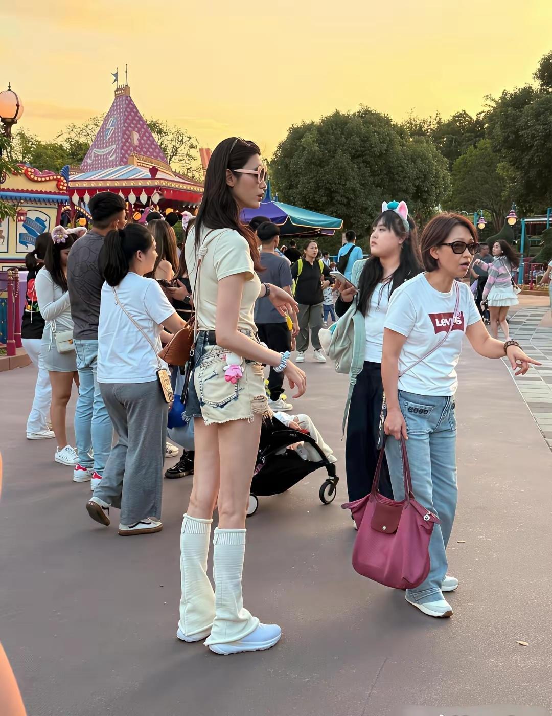 奚梦瑶好高而且从来不低头驼背，不愧是超模