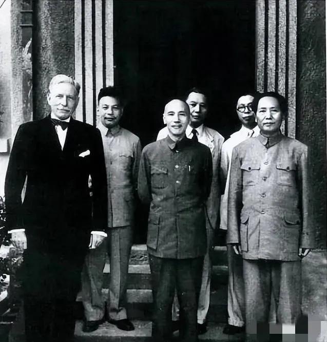 1975年蒋介石逝世，入殓时穿7条裤子7件内衣。毛主席听闻死讯一脸凝重，沉默良