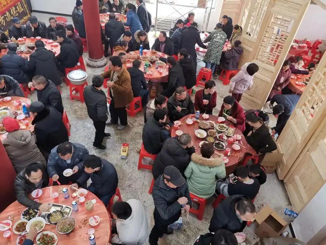 乱象触目惊心！农村无节制办酒成风单日县城超200家设宴，畸形人情债掏空山