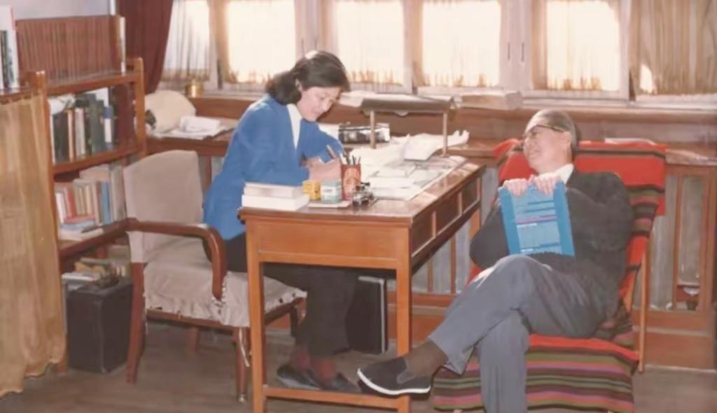 1974年，时任外交部部长乔冠华和妻子章含之在北京史家胡同51号家中拍下的照片，