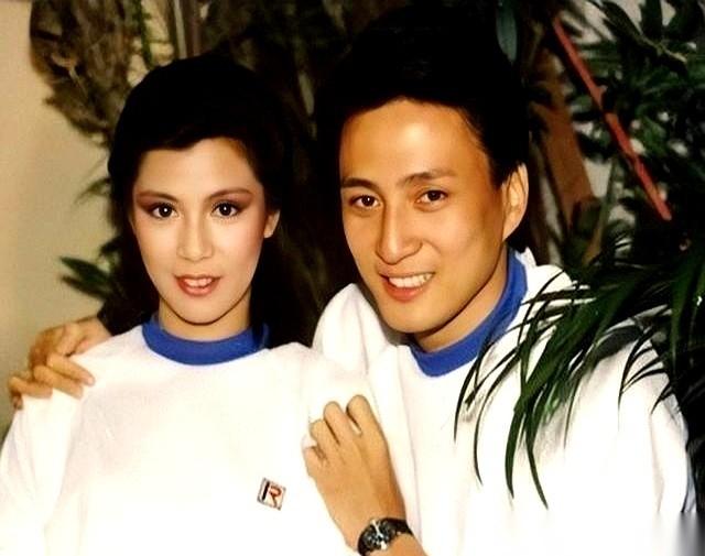 她第一个男朋友，一个荷兰人，很多年后说：她自杀，我一点也不意外。我们在一起五年