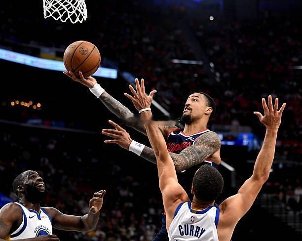 快船在去年夏天换来科林斯，目的肯定是希望他行为先发并且使得阵容更加完整的。结果搞