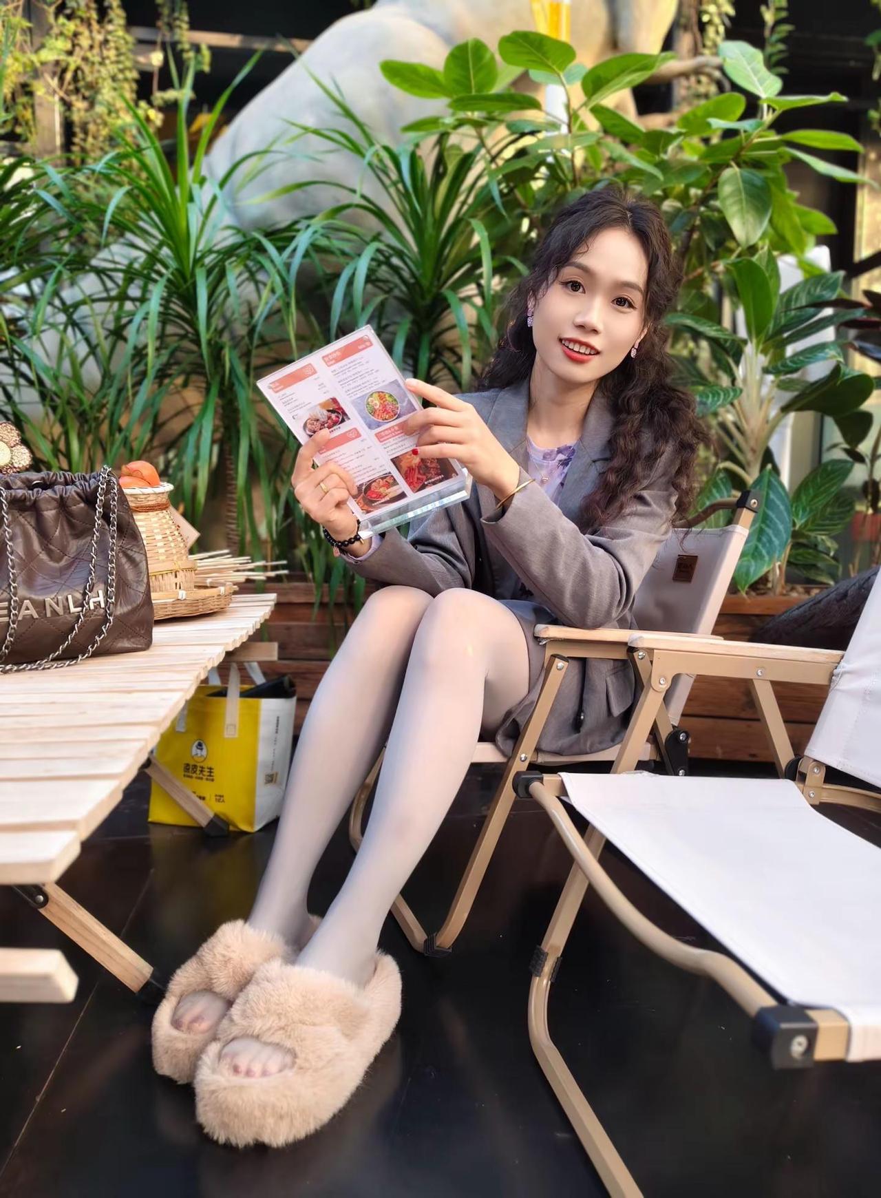 今日穿搭：灰百褶裙，灰西装，搭配灰丝～穿个毛毛鞋悠闲逛侨福芳草地商场～灰丝毛