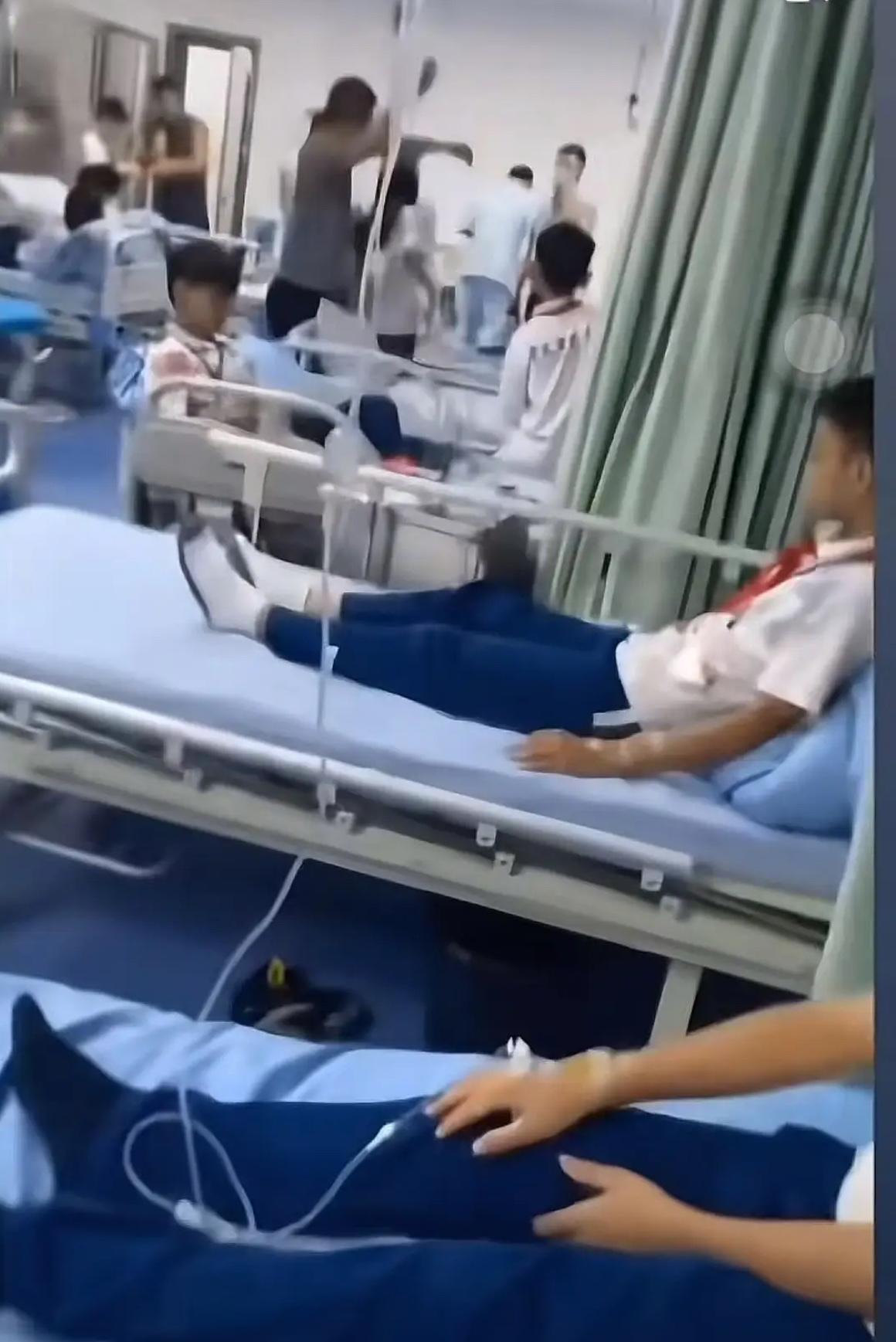 广东陆丰陆城第二小学发生小学生集体中毒事件，家长群在当天傍晚被解散。家长：孩