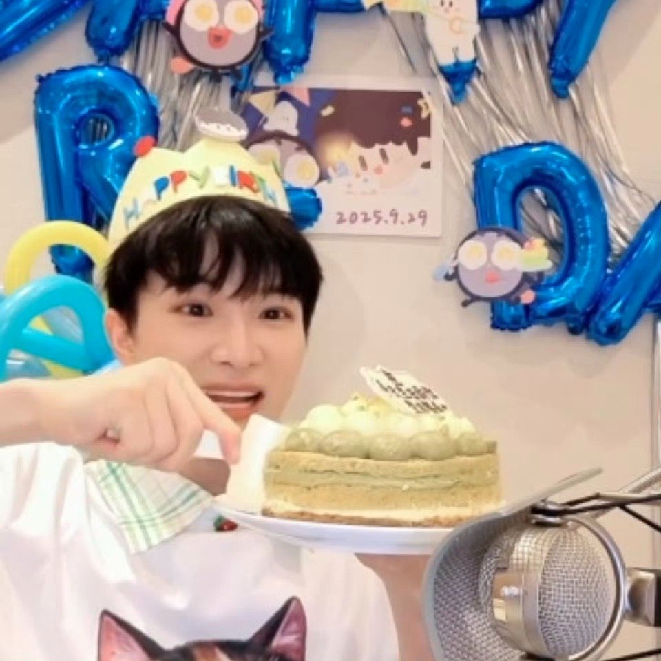 蛋糕不同意周深33岁生日仪式感拉满！蜡烛被来回操作，蛋糕成了最佳戏精。用最可爱