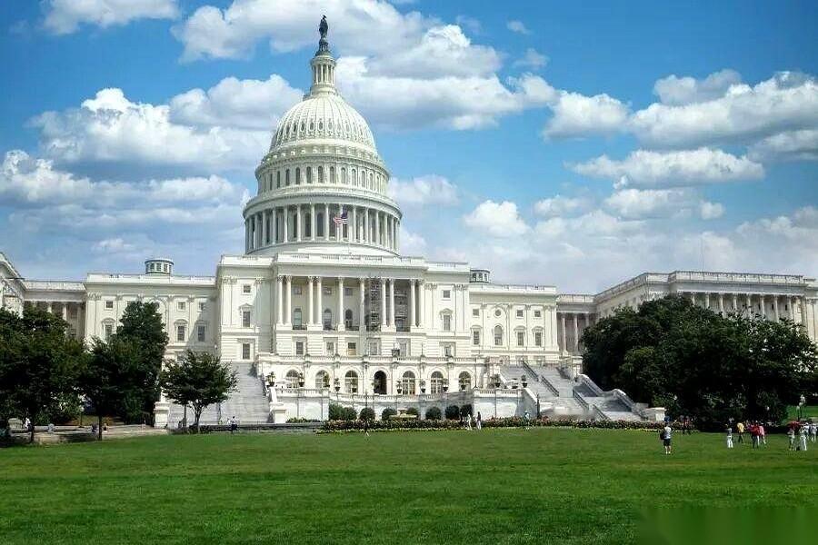 美国选出了新老板，结果俩月后才给办公室钥匙。这俩月，新总统啥也不是。老总统，