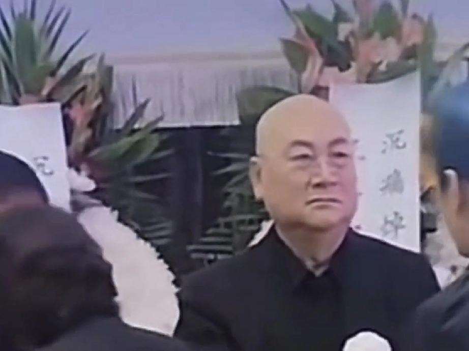 迟重瑞在陈丽华的追悼会上一下子老了不少，与前一个多月对比反差好大，陈丽华的葬礼大