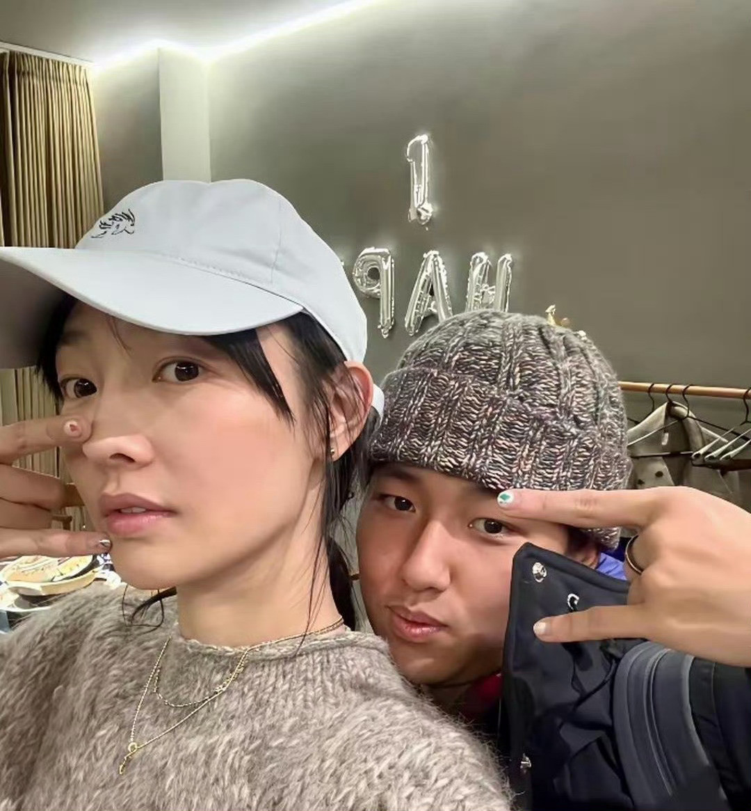 白百何与大儿子同做美甲，和爸爸羽凡简直一个模子刻出来的
