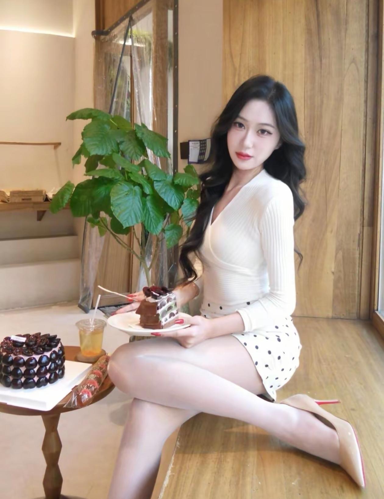 吃着甜点的美少女