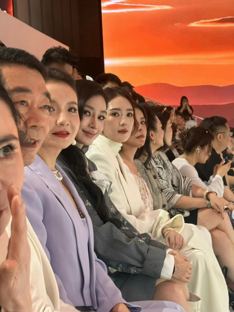 Angelababy对粉丝挑眉Angelababy冲粉丝挑眉Angelabab