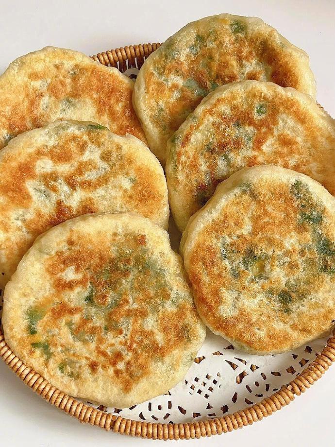 快去试试这个鸡蛋韭菜发面饼，皮薄馅大。我的宝藏食谱