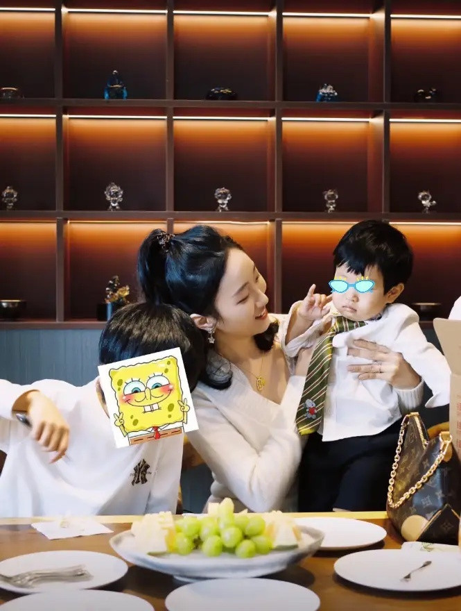 黄晓明一家4口参加生日宴，小海绵被奶奶搂在怀中，长腿溢出屏幕！