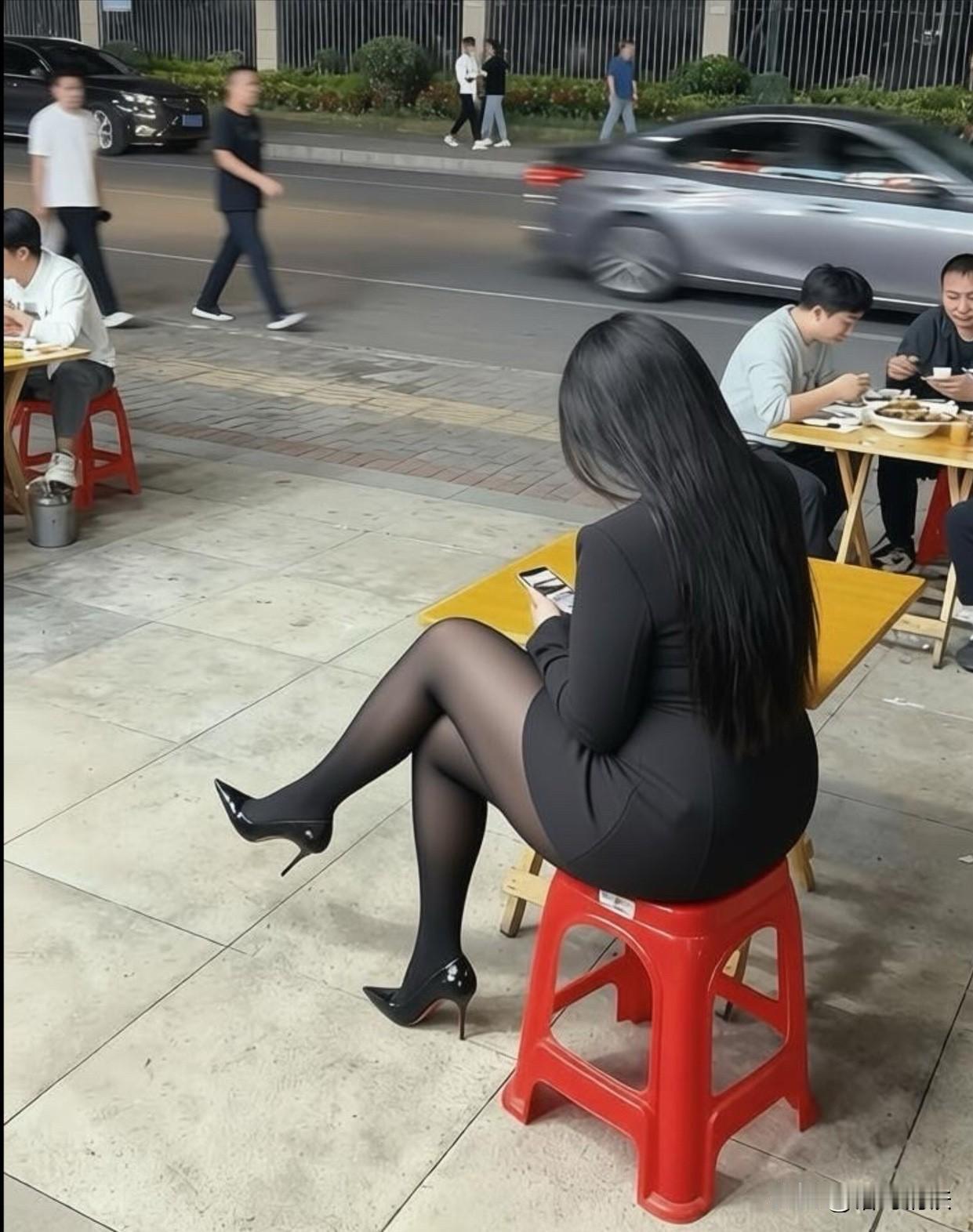 最幸福的事不管你多晚下班总有一个人在等你吃宵夜。下班后治愈时光下班后治愈