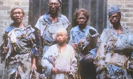 故事：清嘉庆年间，北京通州街市来了一个乞丐，见人就喊：“肚里饥，肚里饥！”有好心