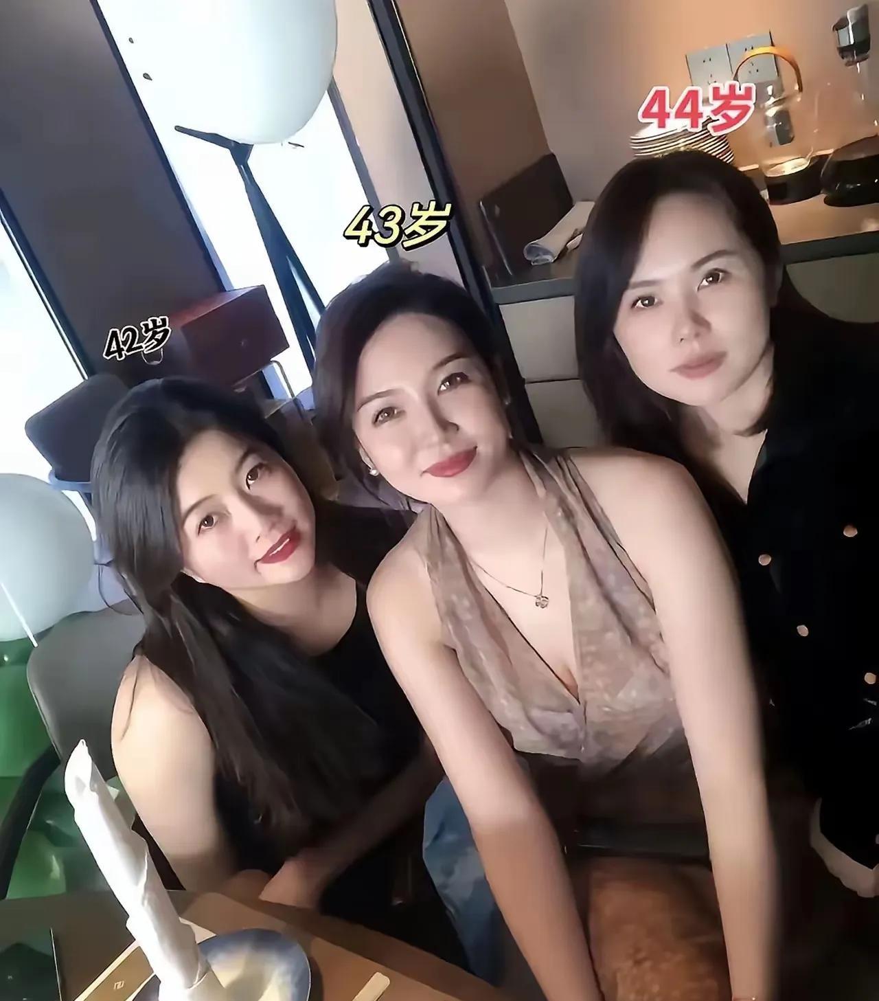 三年前认识一个女人，最近发现他背着我总和另一个男人联系，问她什么情况，他说那个男