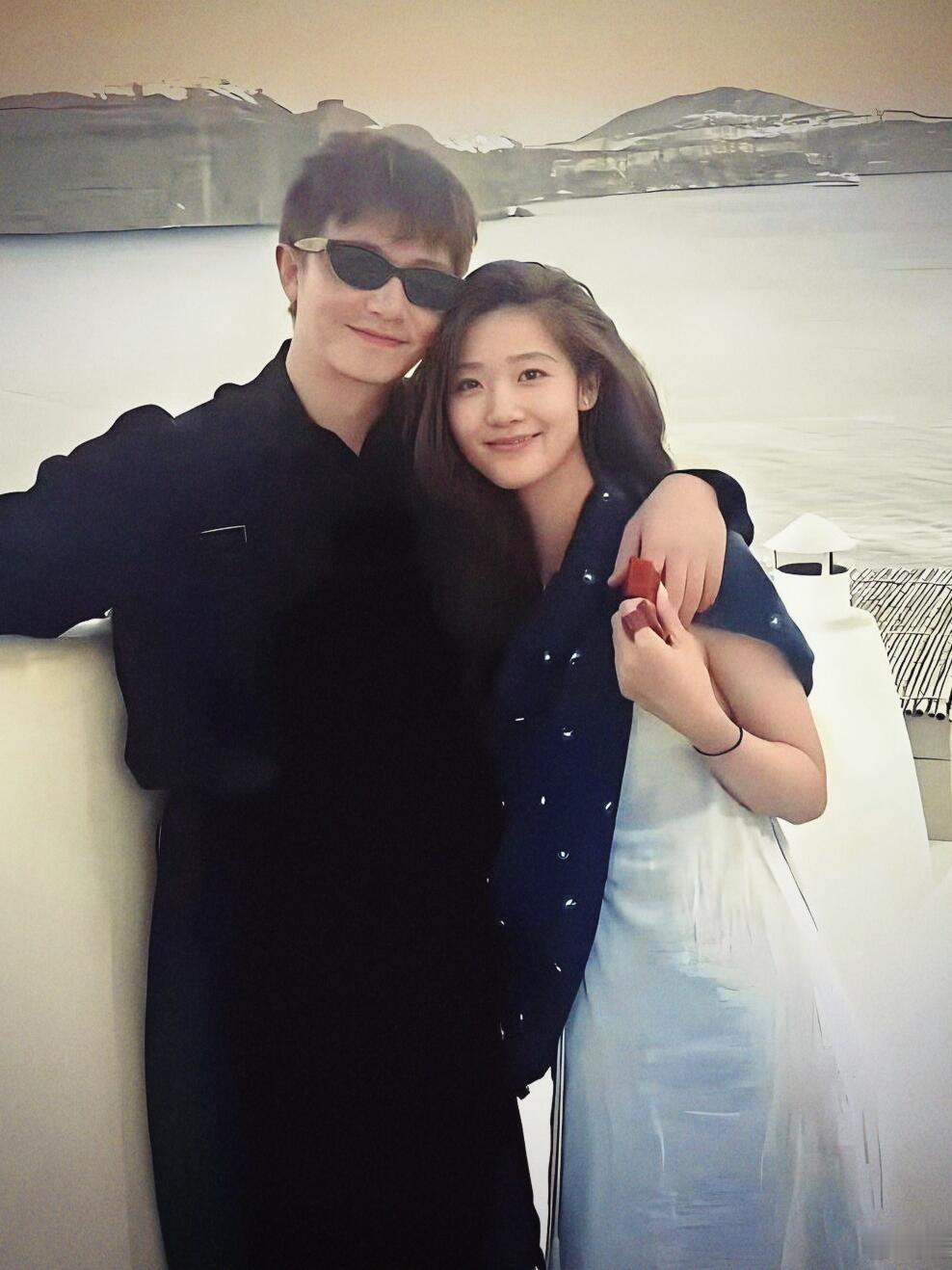 。两人相恋五年多，女方是圈外高知华裔，有自己的事业和生活，不蹭热度、不炒绯
