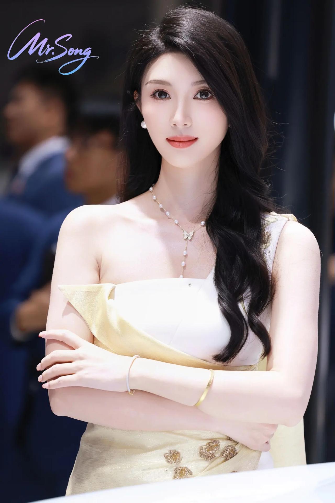 优雅气质女神，一袭金色礼服，闪耀全场！车展模特兰灵王。