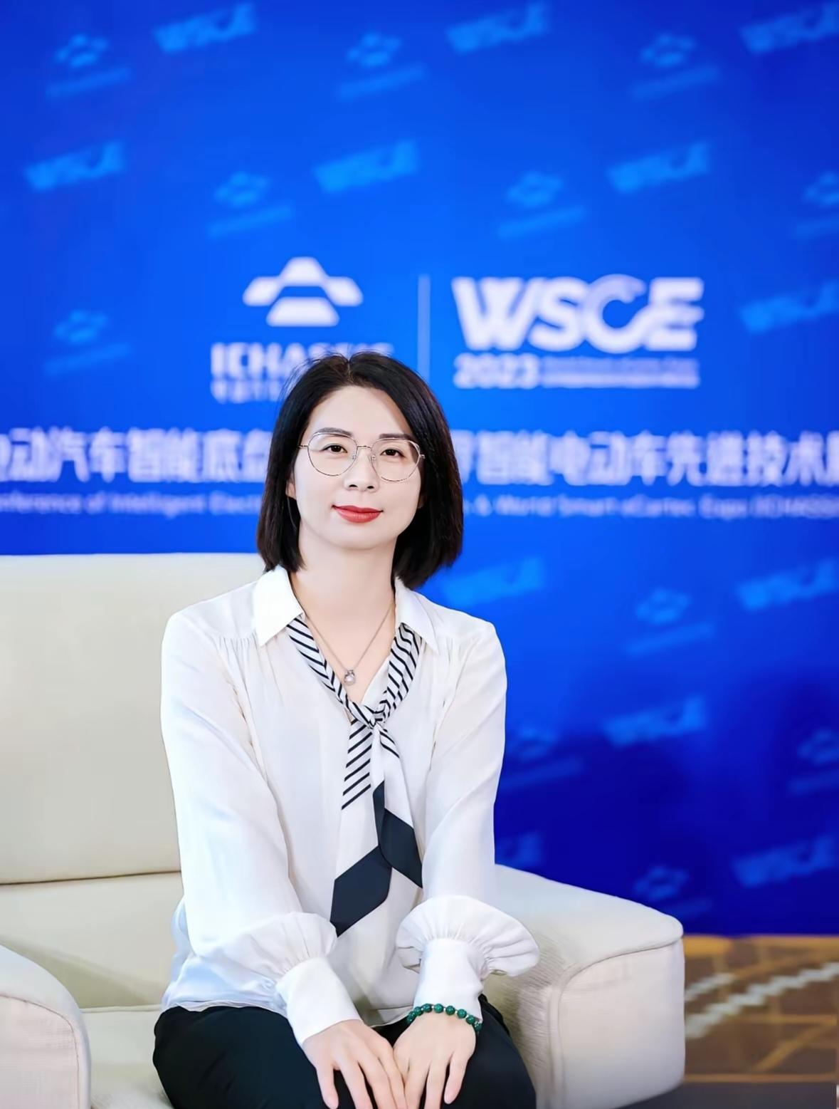 睡一觉的代价太高了，大公司老板和女下属一起出差，本身就要避嫌，结果大老板还把女员