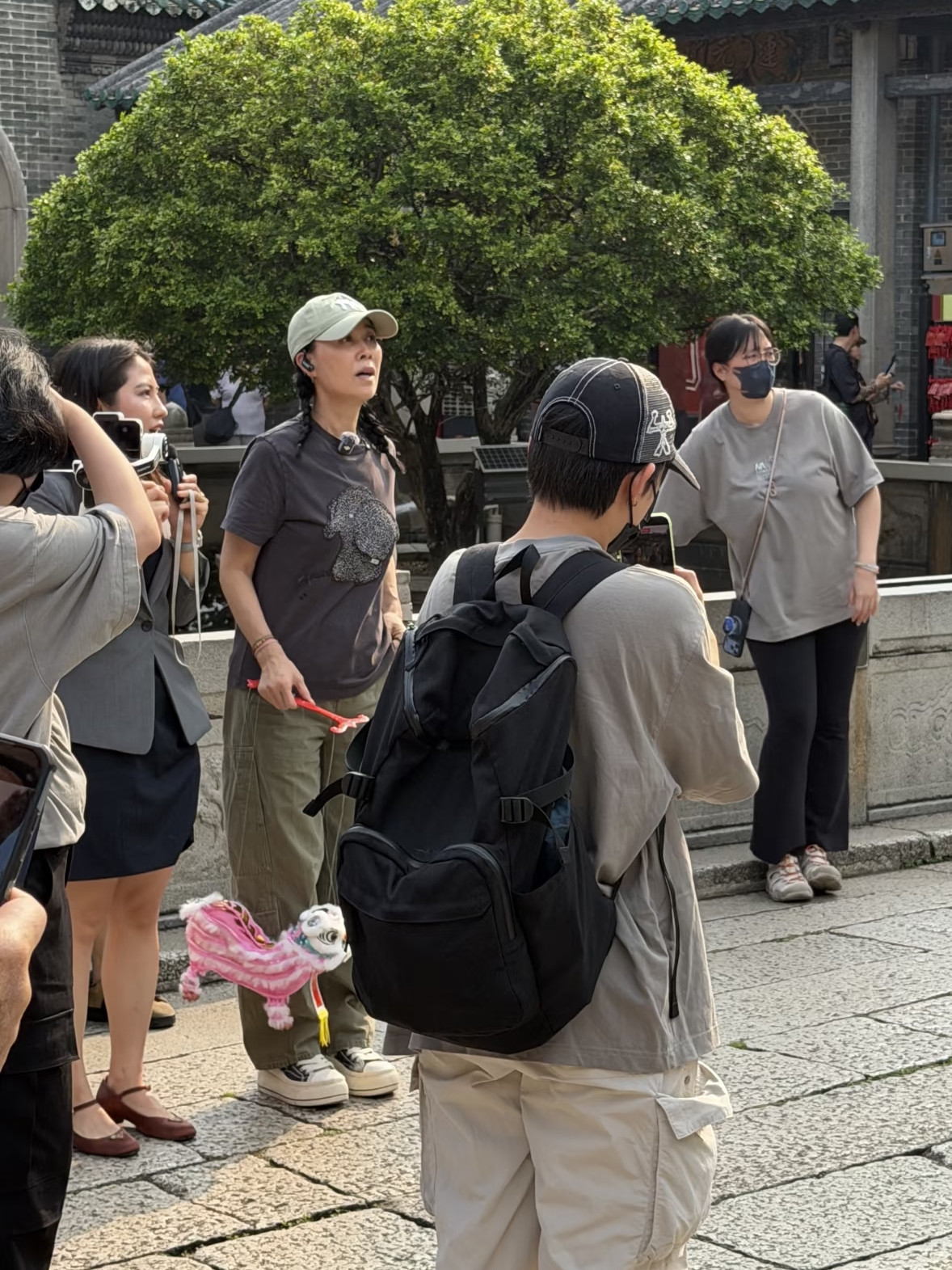 有网友在佛山祖庙偶遇那英，她真人还挺年轻的！这次她既是游客，也是来工作的，因为她17号要在佛山开演唱