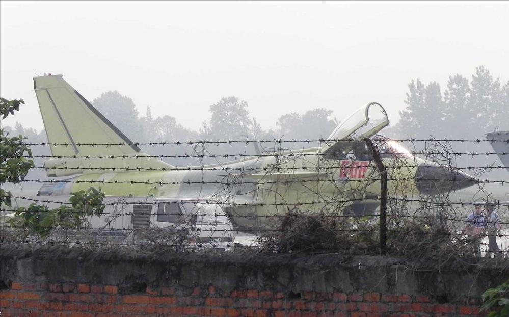 成飞试飞站上一张见证历史的照片，从二代机到五代机，展现了成飞三十年奋斗历史。那一