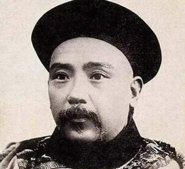 袁世凯的母亲因是小妾，死后难入祖坟，他气得对哥哥说：我是朝廷的封疆大吏，这还不够