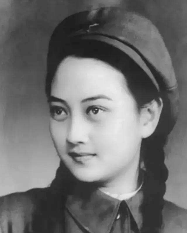 1966年，八一厂已经很乱了，当时厂里私底下流传着一句话：“男的，不如女的，老的