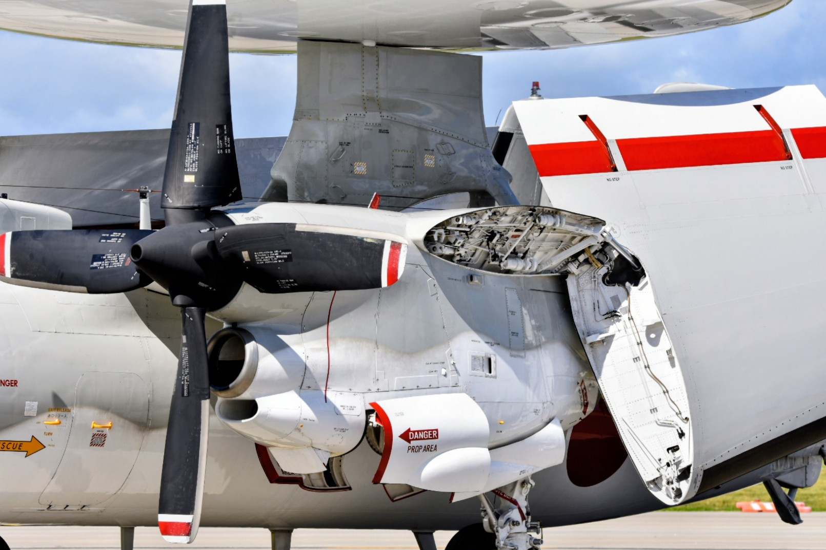 三沢基地航空祭，地面上的E-2C和E2-D机身细节​​​