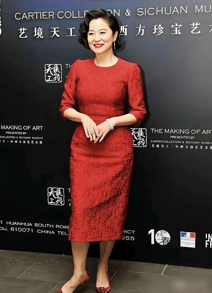 别再等林青霞的猛料了，她71岁杀回文坛，根本不屑提当年的恩怨。你以为她要揭