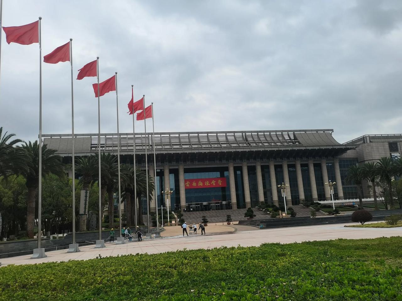 云南海埂会堂位于昆明西山区海埂大坝,观景路旁是西南地区最大的政府举办各类重要