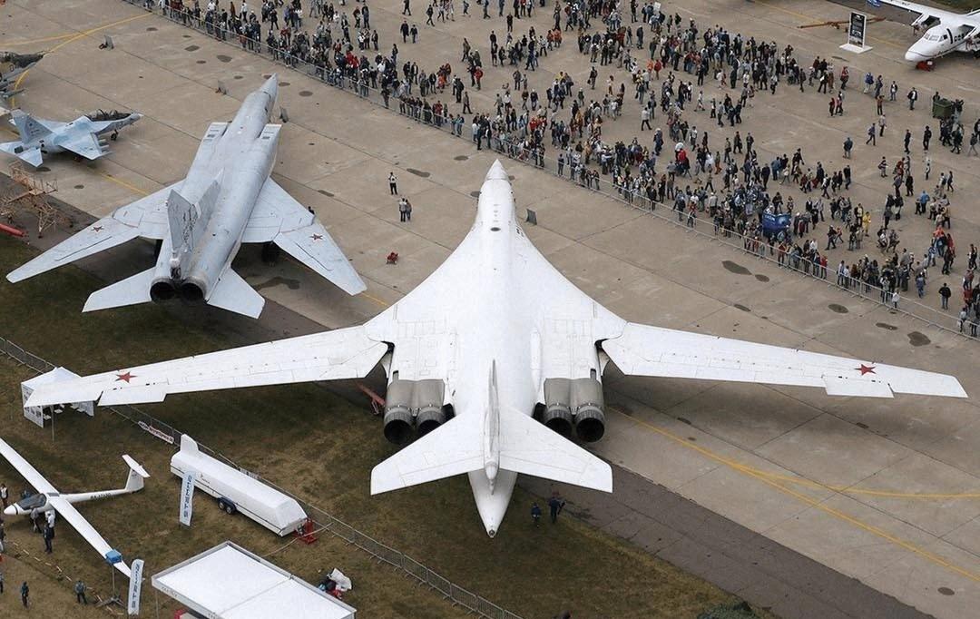 白天鹅与图-22M3，雅克-130对比​​​