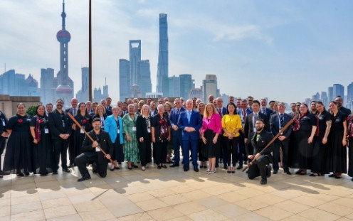 新西兰总理猛夸中国在当地时间17日晚间，新西兰总理拉克森抵达上海，这也是就任总