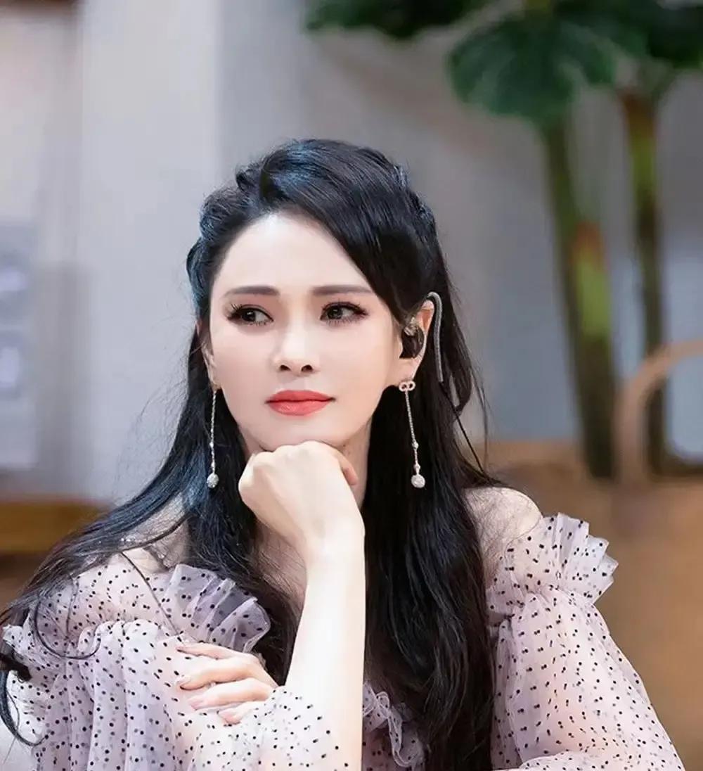 秦昊在节目里问恩利为啥来，恩利一句“你在我就安心”直接把庾澄庆伊能静整不会了。