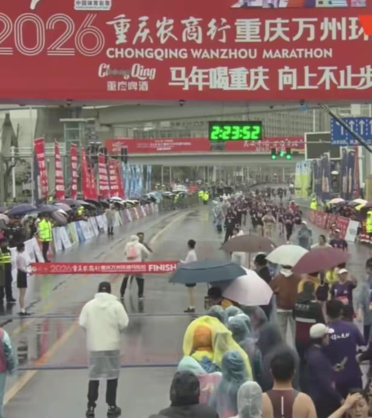 丢人丢到国际上！重庆万州马拉松这操作，直接让中国赛事专业性遭欧美群嘲，全马冠军盛
