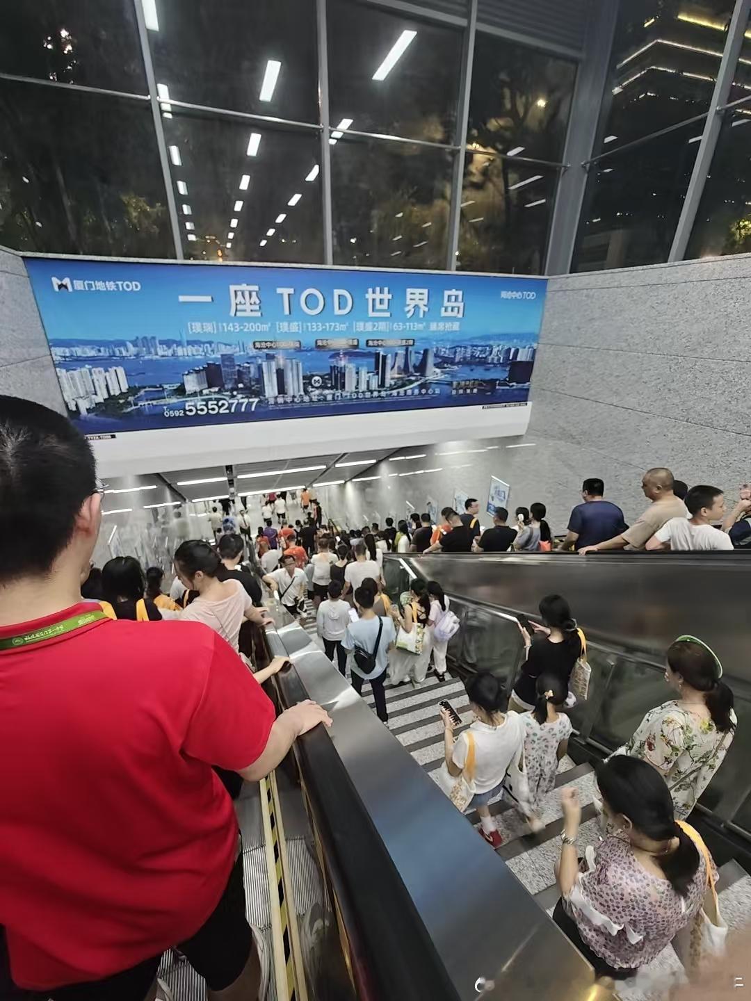 厦门地铁网友投稿，2026-8-15（周六），21:30，闽超第二阶段市体育中心