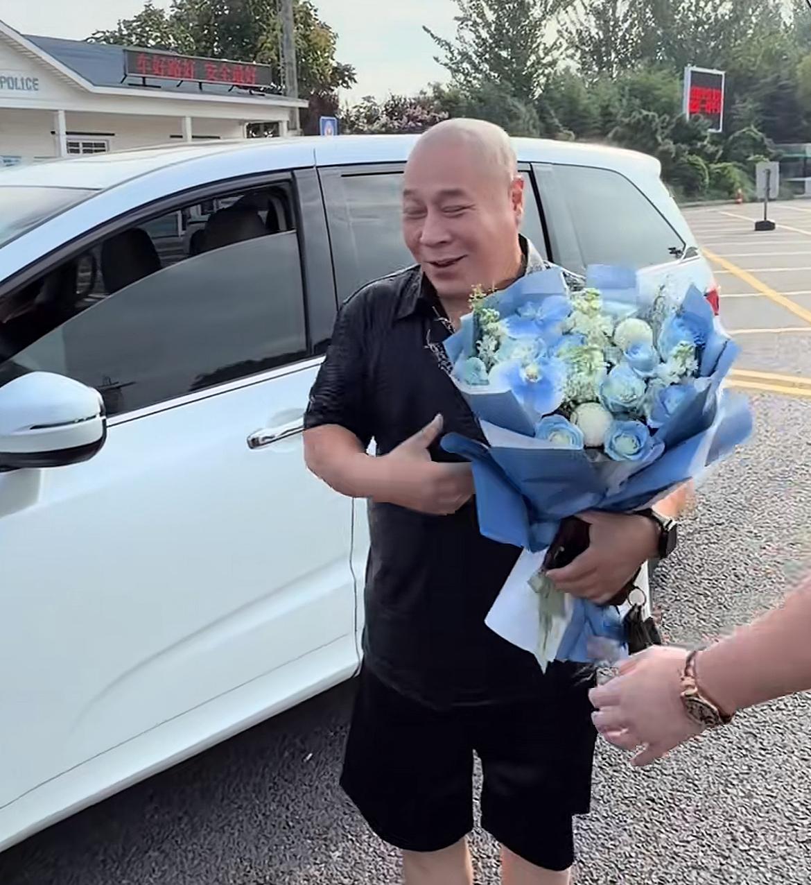北京“老炮儿”李宝敏这次拽大了，现身日照受到高规格接待当地车商开劳斯莱斯，带着